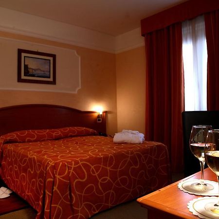 Gold Hotel Marcianise Zimmer foto